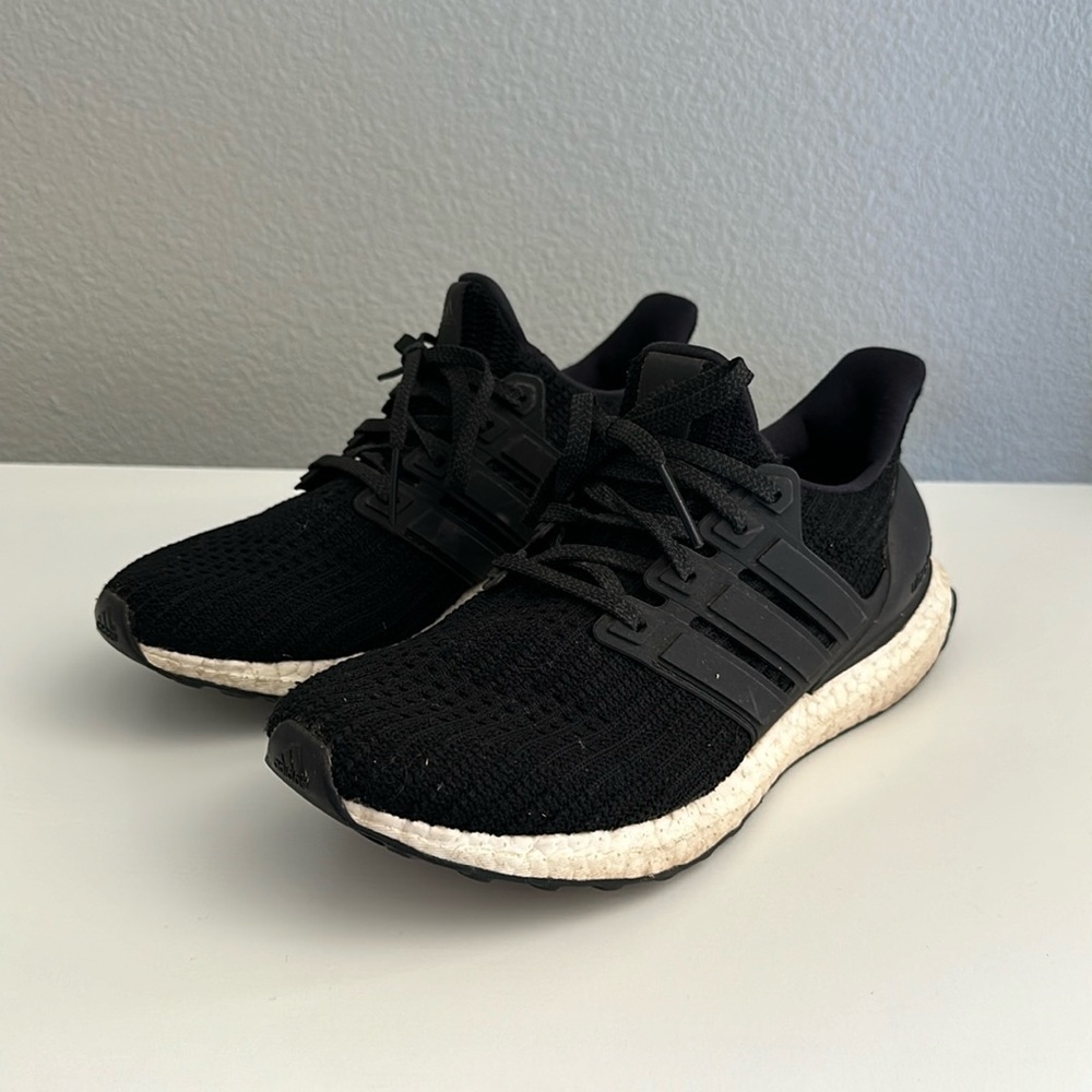 Gently Used blk Adidas Ultraboost size 7.5